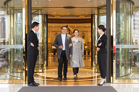 酒店门童的无声守护 行李车背后的温暖瞬间